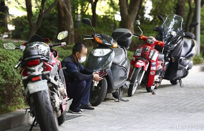 9일 서울 시내에서 한 배달 라이더가 배달 콜을 잡고 있다. /사진=김근수