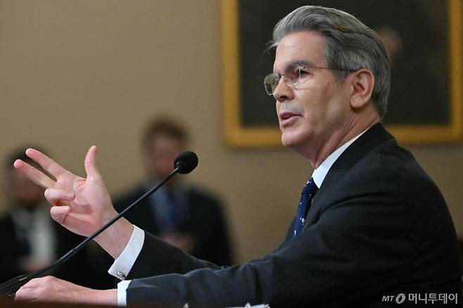 스콧 베선트 미국 재무장관이 11일(현지시간) 워싱턴DC 롱워스 하우스 오피스 빌딩에서 열린 미 의회 하원 세입위원회 청문회에서 증언하고 있다. /워싱턴DC AFP=뉴스1