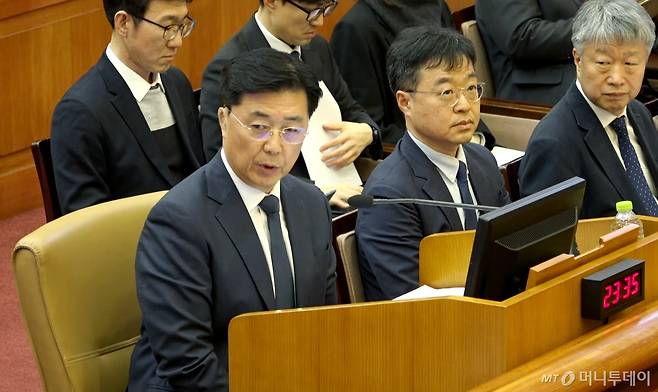 [서울=뉴시스] 김진아 기자 = 홍장원 전 국가정보원 제1차장이 20일 서울 종로구 헌법재판소에서 열린 윤석열 대통령 탄핵 심판 10차 변론에 증인으로 출석해 발언하고 있다. (사진=헌법재판소) 2025.02.20. photo@newsis.co *재판매 및 DB 금지 /사진=김진아