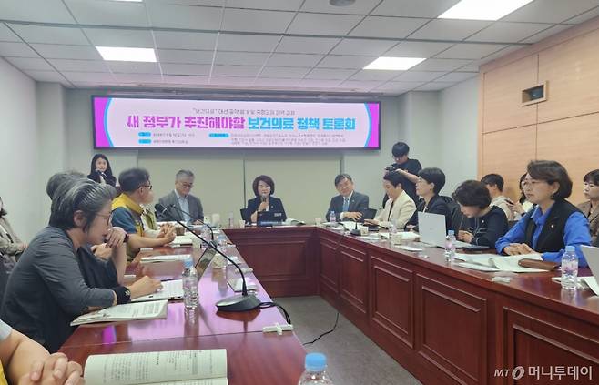 12일 국회에서 개최된 '새 정부가 추진해야 할 보건의료 정책 토론회' 참석자들이 발언하고 있다./사진= 박미주 기자