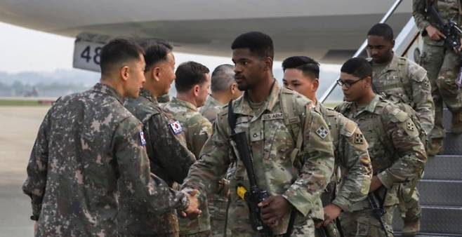 지난달 30일 경기 오산 공군 기지에 도착한 제 4보병사단 예하 제 1스트라이커여단 전투단 장병들을 대한민국 육군 장병들이 환영하고 있다. / 사진=미국 육군 제8군사령부