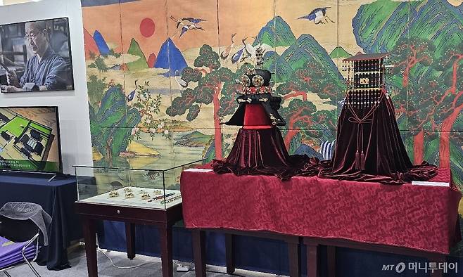 12일 경북 경주 보문단지에 위치한 경주화백컨벤션센터에서 열린 '2025 세계국가유산산업전' 현장에 전시되어 있는 조선시대 왕과 왕비의 의복. / 사진 = 오진영 기자