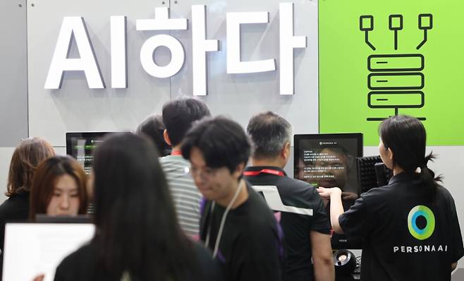(서울=뉴스1) 신웅수 기자 = 14일 서울 강남구 코엑스에서 열린 국제인공지능대전에서 관람객들이 인공지능(AI) 프로그램을 체험하고 있다. 2025.5.14/뉴스1  Copyright (C) 뉴스1. All rights reserved. 무단 전재 및 재배포,  AI학습 이용 금지. /사진=(서울=뉴스1) 신웅수 기자