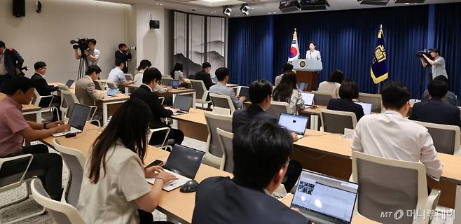 (서울=뉴스1) 허경 기자 = 강유정 대통령실 대변인이 9일 서울 용산구 대통령실 청사에서 경호처 인사조직 혁신 관련 브리핑을 하고 있다. 강유정 대통령실 대변인은 이날 브리핑을 열고 "오늘자로 인사위를 열고 12·3 비상계엄에 가담한 경호처 본부장 5명을 전원 대기발령한다"고 밝혔다. 2025.6.9/뉴스1  Copyright (C) 뉴스1. All rights reserved. 무단 전재 및 재배포,  AI학습 이용 금지. /사진=(서울=뉴스1) 허경 기자