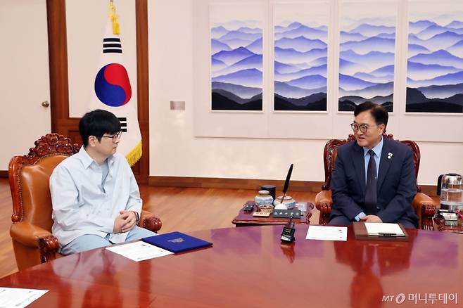 (서울=뉴스1) = 우원식 국회의장이 12일 서울 여의도 국회에서 탁현민 전 청와대 의전비서관을 국회의장 행사기획자문관으로 위촉, 환담하고 있다. (국회의장실 제공. 재판매 및 DB 금지) 2025.6.12/뉴스1  Copyright (C) 뉴스1. All rights reserved. 무단 전재 및 재배포,  AI학습 이용 금지. /사진=(서울=뉴스1)