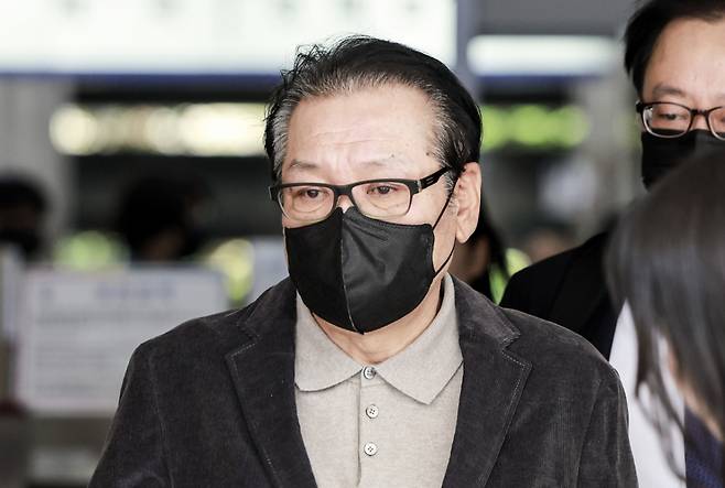 2018년 전국동시지방선거 당시 공천을 대가로 불법 정치자금을 수수한 혐의와 함께 윤석열 전 대통령 부부와의 친분을 과시하며 각종 이권에 개입한 의혹을 받는 무속인 '건진법사' 전성배 씨가 5월12일 서울 양천구 서울남부지방법원에서 열린 두번째 공판을 마친 뒤 법원을 나서고 있다. /사진=뉴시스