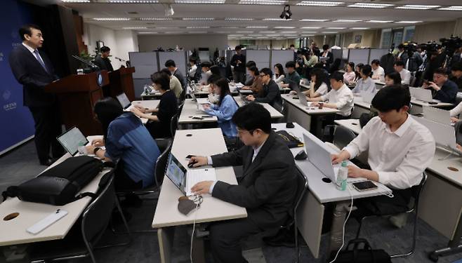 이세훈 금융감독원 수석부원장이  지난달 15일 서울 여의도 금융감독원에서 전 금융권 성과보수체계와 보험사의 지급여력비율 및 금융회사의 해외 부동산 대체투자와 킥스 도입 관련 대응 경과 및 향후 감독 방안에 대해 브리핑하고 있다..사진=뉴스1 박세연 기자