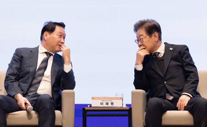 이재명 대통령이 취임 후 처음으로 5대 그룹 총수와 주요 경제단체장들과 회동을 갖는다. 사진은 이재명 당시 더불어민주당 대선후보와 최태원 대한상의 회장이 지난 5월8일 오전 서울 중구 대한상공회의소에서 열린 대선후보 초청 경제5단체장 간담회에서 대화하고 있는 모습, /사진=뉴시스