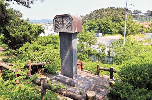 낙동강 수로 사업을 벌인 정근후의 공덕비. 끊긴 길 너머에 있다.