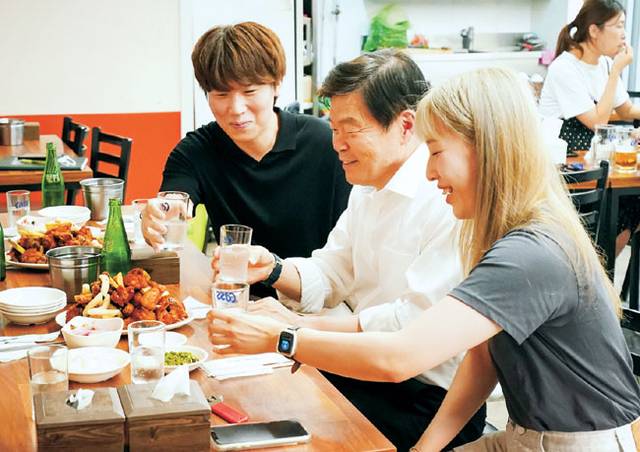 이필형(왼쪽 두 번째) 서울 동대문구청장이 청량리전통시장에서 청년들과 치킨을 먹으며 대화하고 있다.  동대문구청 제공