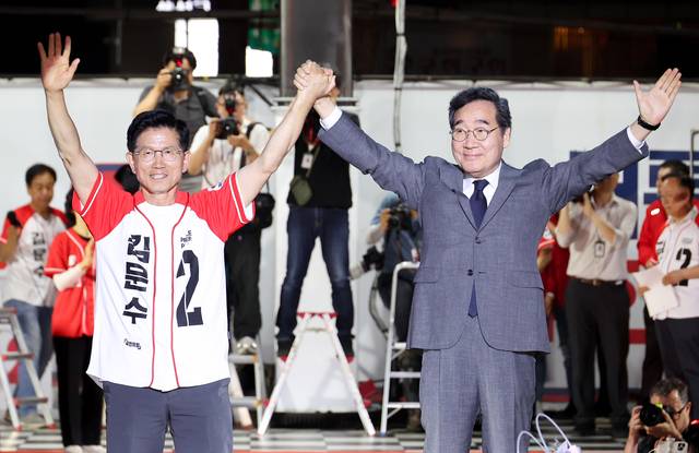 새미래민주당 이낙연 상임고문이 김문수 전 국민의힘 대선 후보가 선거전이 한창이던 지난 2일 서울시청 앞 서울광장에서 열린 피날레 유세에 참가해 김 후보의 손을 잡고 지지를 호소하고 있다. 연합뉴스