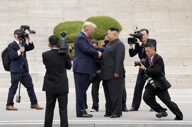 북한 땅에서 악수  : 도널드 트럼프(왼쪽) 미국 대통령이 지난 2019년 6월 30일 판문점 군사분계선 북쪽 지역에 넘어가 김정은 북한 국무위원장과 악수를 하고 있다.  로이터 연합뉴스