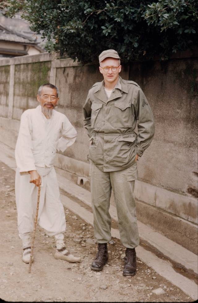 최훈 회장에 한국전쟁 당시 부산지역 사진을 전달한 듀이 램로