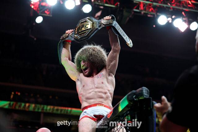 챔피언 벨트를 들고 기뻐하는 드발리시빌리. /게티이미지코리아