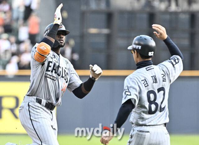 28일 오후 서울 잠실야구장에서 진행된 '2025 프로야구 KBO리그' LG트윈스와 한화이글스의 경기. 한화 플로리얼이 1회초 선두타자로 나서 솔로홈런을 터뜨린 뒤 베이스를 돌고 있다./마이데일리