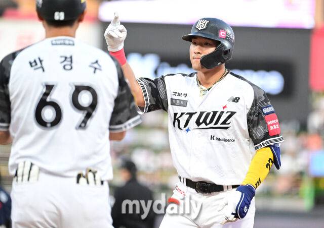2025년 6월 11일 오후 경기도 수원시 KT위즈파크에서 '2025 신한 SOL뱅크 KBO 리그' 롯데 자이언츠와 KT위즈의 경기가 열렸다. KT 안현민이 3회말 2사 1루서 안타를 친 뒤 기뻐하고 있다./마이데일리