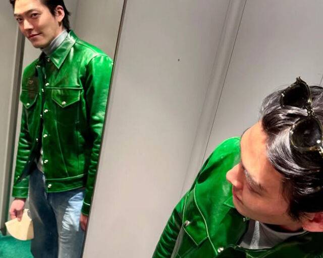 김우빈이 위에서 눌러 찍은 사진을 공개했다. / 김우빈 소셜미디어