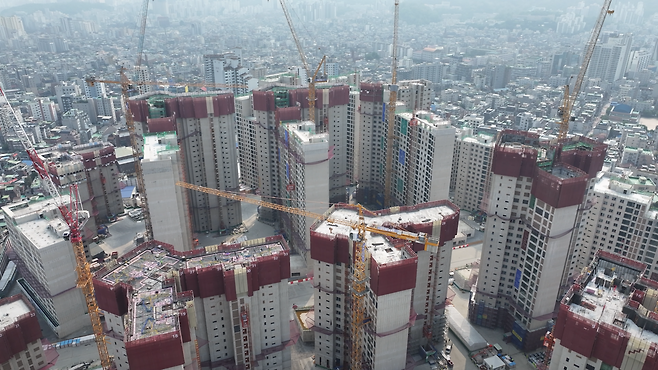 현대건설이 시공을 맡아 힐스테이트 메디알래로 지어지는 대조1구역 부지. [안경찬PD]