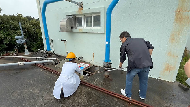 하수처리장에서 불법 마약류 시료를 채취하는 모습 [식약처 제공]