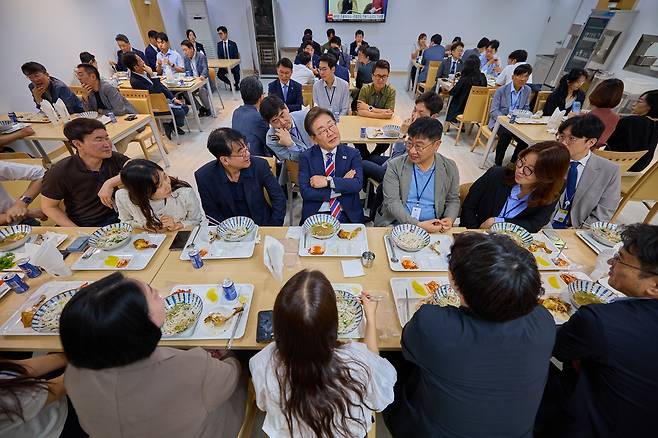 대통령실은 이재명 대통령이 11일 서울 용산 대통령실 기자식당에서 출입기자들과 점심식사를 하며 대화하는 모습을 12일 SNS에 공개했다. [이재명 대통령 SNS]