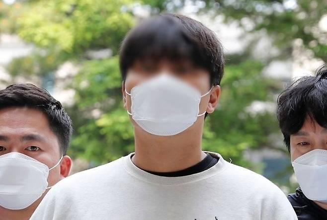 27일 법원에 출석한 신남성연대 간부 A씨. 뉴시스