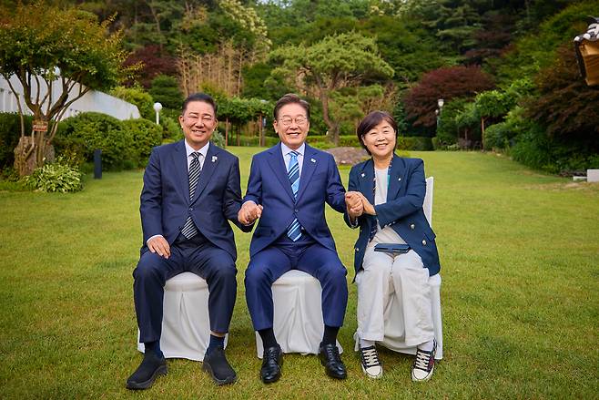 이재명 대통령이 7일 서울 한남동 관저에서 더불어민주당 지도부 초청 만찬에 참석한 김병기, 서영교 의원과 기념촬영을 하고 있다. 두 의원은 당 원내대표 선거에 출마했다. [대통령실 제공]