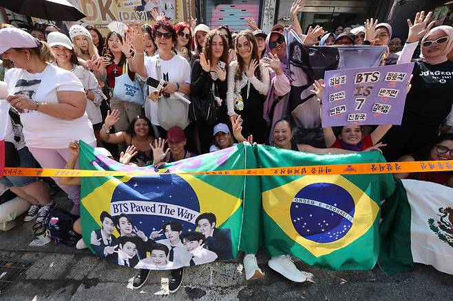 방탄소년단(BTS) 멤버 지민과 정국의 전역일인 11일 서울 용산구 하이브 사옥 앞에서 국내외 아미(ARMY·BTS의 팬덤)들이 제대를 축하하고 있다. [연합]