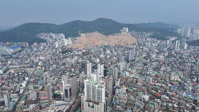 저 멀리 북한산시그니처캐슬로 지어지는 갈현 1구역 부지가 보인다. 안경찬 PD