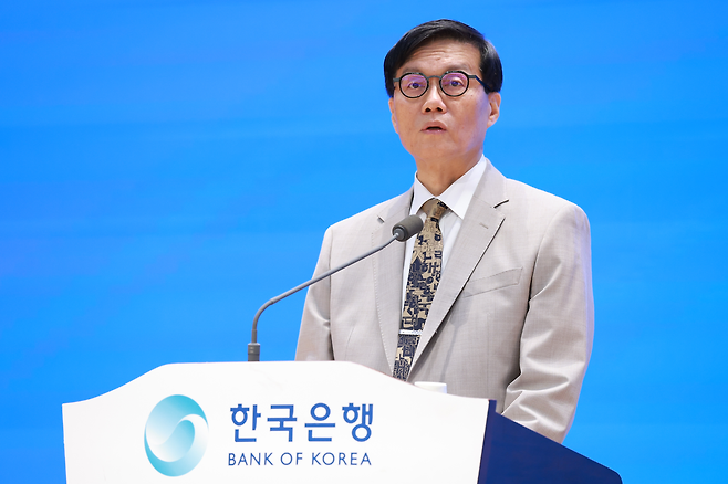 이창용 한국은행 총재가 12일 새 정부를 향해 사회 통합과 실용에 기반한 경제 성장, 명확한 구조개혁을 주문했다. 기준금리는 인하 기조를 이어갈 것이라고 밝혔다. 이 총재가 이날 서울 중구 한은에서 열린 창립 제75주년 기념식에서 발언하고 있다.  [한국은행 제공]