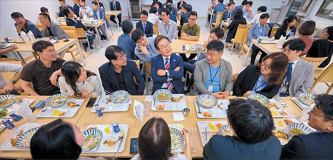 대통령실은 이재명 대통령이 11일 서울 용산 대통령실 기자식당에서 출입기자들과 점심식사를 하며 대화하는 모습을 12일 SNS에 공개했다.  [이재명 대통령 SNS]