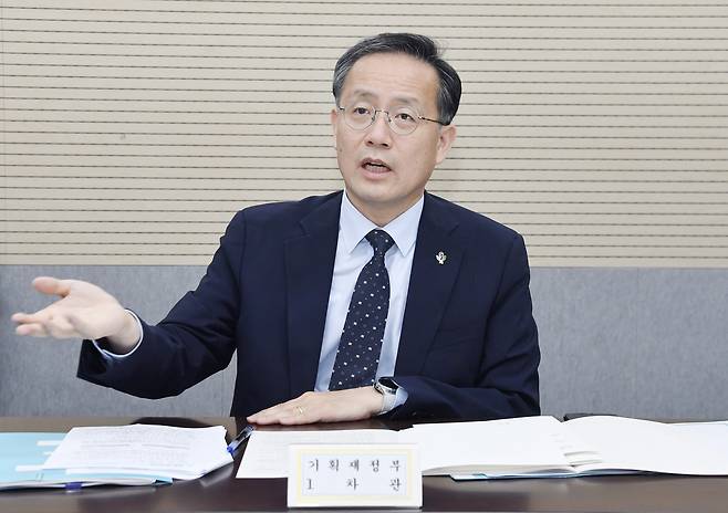 이형일 기획재정부 장관 직무대행 1차관이 12일 오전 정부세종청사 중앙동에서 열린 ‘제47차 물가관계차관회의’를 주재, 모두발언을 하고 있다. [기획재정부 제공]