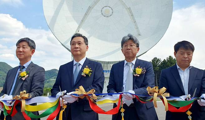 윤영빈(왼쪽 두번째) 우주항공청장과 박장현(왼쪽 세번째) 한국천문연구원장이 12일 열린 KVN 서울대 평창전파천문대 개소식에서 테이프 커팅을 하고 있다.[우주항공청 제공]