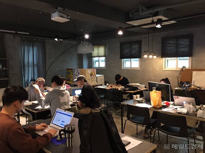 청년 예비창업자들이 한 공간에서 아이디어를 나누는 모습. [서울시 제공]