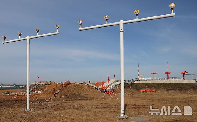 [무안=뉴시스] 지난 1월18일 전남 무안국제공항 제주항공 여객기 사고 현장에 방위각 시설(로컬라이저) 둔덕이 보이고 있다. 2025.06.12. (사진=뉴시스DB) photo@newsis.com