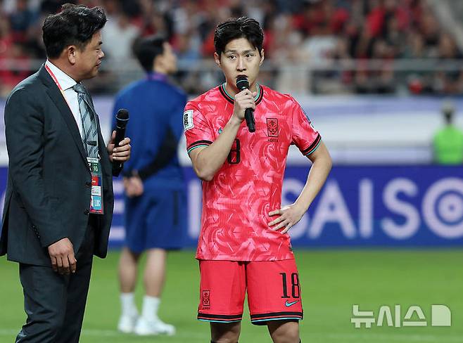 [서울=뉴시스] 김근수 기자 = 11회 연속 월드컵 본선 진출에 성공한 한국 축구대표팀 이강인이 10일 서울 마포구 서울월드컵경기장에서 열린 2026 국제축구연맹(FIFA) 북중미월드컵 아시아 3차 예선 쿠웨이트와의 경기를 마친 후 인사말을 하고 있다. 2025.06.10. ks@newsis.com