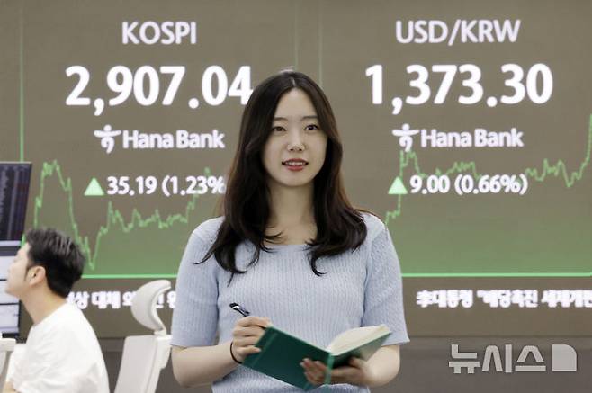 [서울=뉴시스] 최동준 기자 = 코스피 지수가 전 거래일보다 35.19포인트(1.23%) 오른 2,907.04로 장을 마친 11일 서울 중구 하나은행 딜링룸에서 딜러들이 업무를 보고 있다. 2025.06.11. photocdj@newsis.com