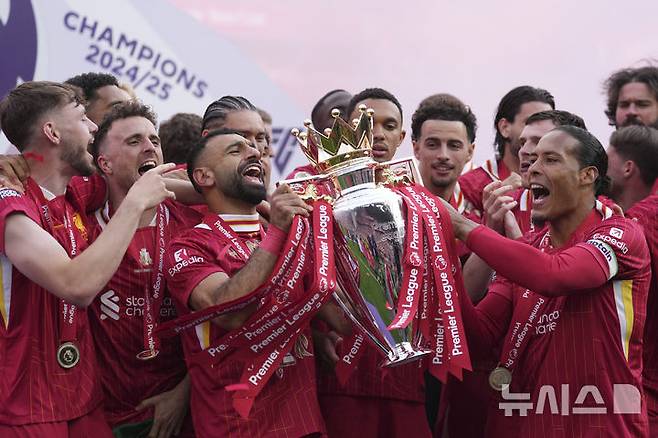 [리버풀=AP/뉴시스] 리버풀 선수들이 25일(현지 시간) 영국 리버풀의 안필드 스타디움에서 열린 2024-25 프리미어리그 최종 38라운드 크리스털 팰리스와의 경기를 마친 후 우승컵을 들고 환호하고 있다. 조기에 우승을 확정했던 리버풀은 이날 1-1로 비겼으며 모하메드 살라는 득점(29골)과 도움(18도움) 2관왕에 올랐다. 2025.05.26.