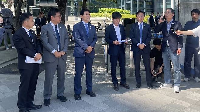 [서울=뉴시스] 김주영(오른쪽) 더불어민주당 의원이 12일 서울 중구 한화빌딩 앞 금속노조 거제통영고성 조선하청지회 고공농성장 아래서  철탑 위에 있는 김형수 지회장과 통화하고 있다. 2025.6.12. photo@newsis.com *재판매 및 DB 금지