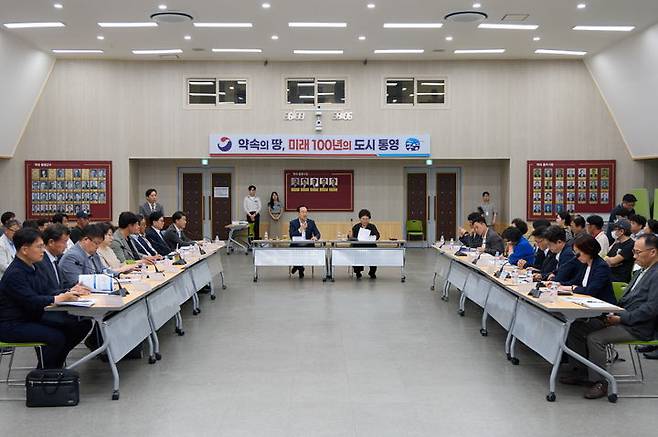 [통영=뉴시스] 신정철 기자= 통영시는 지난 11일, 통영시청 대강당에서 통영시의회, 수협, 수산업경영인연합회 등 유관기관 관계자 및 어업인 100여명이 참석한 가운데 ‘제2회 기후변화 적응 양식업 발전방안 세미나’를 개최했다.(사진=통영시 제공).2025.06.12. photo@newsis.com *재판매 및 DB 금지