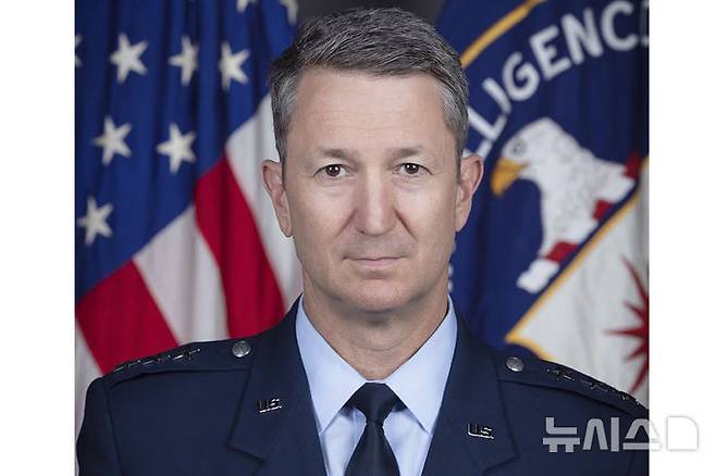 [워싱턴=AP/뉴시스] 미군 서열 1위 댄 케인 합동참모의장이 도널드 트럼프 대통령의 로스앤젤레스(LA) 이민 단속 반발 시위 관련 입장에 대해 공개적으로 이견을 냈다. 2025.04.11.