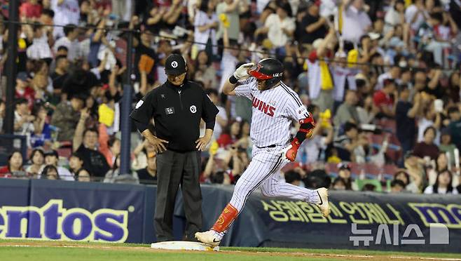 [서울=뉴시스] 김선웅 기자 = 11일 서울 송파구 잠실야구장에서 열린 2025 프로야구 SSG 랜더스와 LG 트윈스의 경기, 7회말 1사 주자 1루 상황, LG 3번타자 오스틴이 좌월 2점 홈런을 날린 뒤 홈으로 향하고 있다. 2025.06.11. mangusta@newsis.com