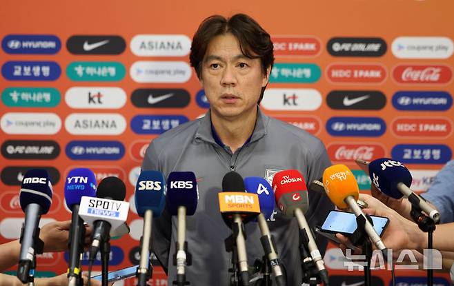 [인천공항=뉴시스] 김선웅 기자 = 이라크 원정 경기에서 승리해 북중미 월드컵 본선 진출에 성공한 축구 국가대표팀 홍명보 감독이 6일 인천국제공항을 통해 귀국해 언론 인터뷰를 하고 있다. 2025.06.06. mangusta@newsis.com
