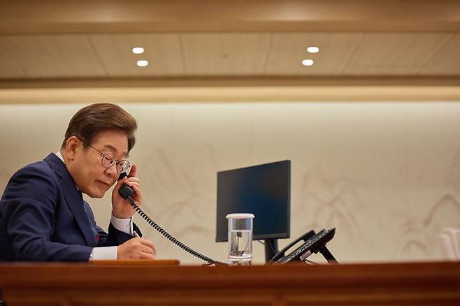 [서울=뉴시스] 이재명 대통령이 11일 서울 용산구 대통령실 청사 집무실에서 페트르 피알라 체코 총리와 전화 통화를 하고 있다. (사진=대통령실 제공) 2025.06.11. photo@newsis.com *재판매 및 DB 금지