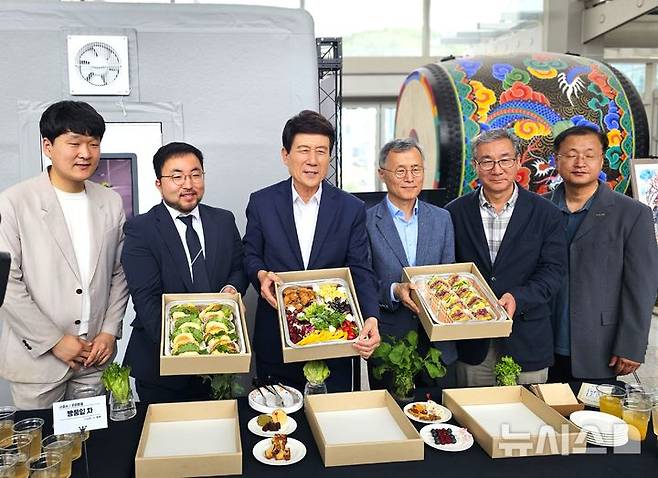 [포항=뉴시스] 송종욱 기자 = 12일 경북 포항시청 솔라갤러리 인도어팜전시장에서 '인도어팜 수확물 시식회'가 열린 가운데 황홍섭(왼쪽부터) (주)딜라이트푸드 대표, 서충모 (주)미드바르 대표, 이강덕 포항시장, 배영호 (재)포항테크노파크 원장, 김진근 포항시 신활력플러스추진단장이 인도어팜에서 생산한 식재료로 만든 먹거리를 선보이고 있다. 2025.06.12. sjw@newsis.com