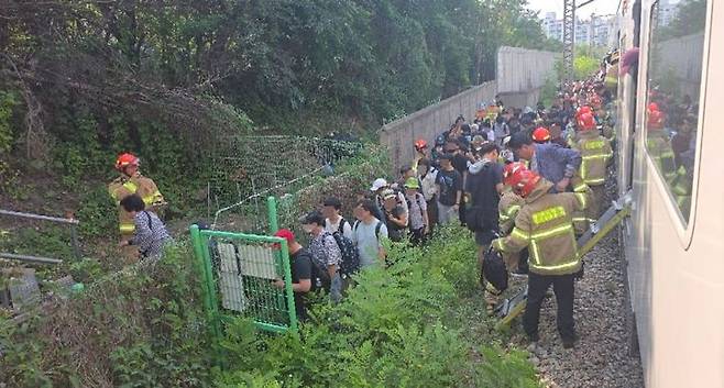 지하철 고장에 승객들이 도보로 이동하는 모습. (사진=경기도소방재난본부 제공) *재판매 및 DB 금지