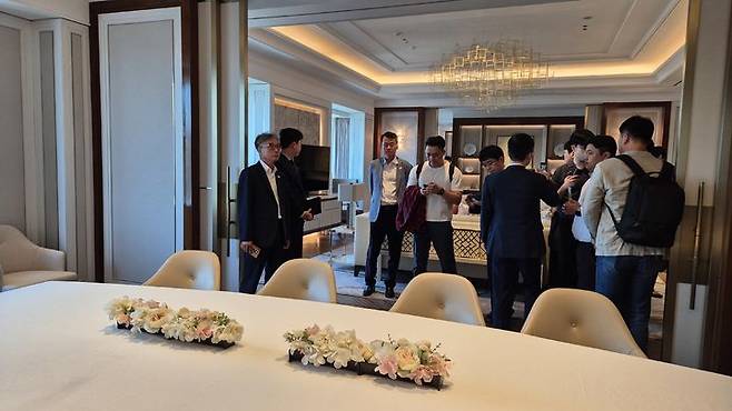 [안동=뉴시스] APEC 준비지원단과 경주의 숙박시설 관계자들이 12일 서울 특급호텔을 방문해 시설을 둘러보고 있다.  (사진=경북도 제공) 2025.06.12. photo@newsis.com *재판매 및 DB 금지