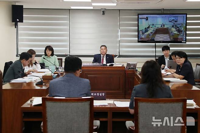 [광명=뉴시스]광명시의회 자치행정교육위원회 위원들이 9일 상임위 사무실에서 광명시가 제출한 조례안을 심의하고 있다.(사진=광명시의회 제공)2025.06.12.photo@newsis.com