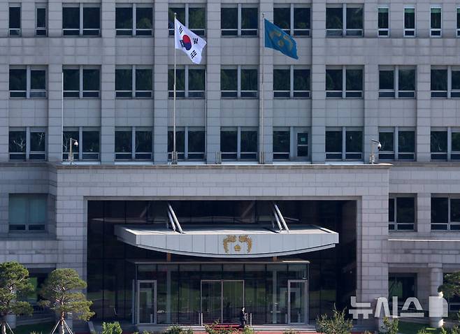 [서울=뉴시스] 이영환 기자 = 이재명 대통령의 임기가 시작된 4일 오전 서울 용산구 대통령실 청사에 봉황기가 게양되어 있다. 2025.06.04. 20hwan@newsis.com