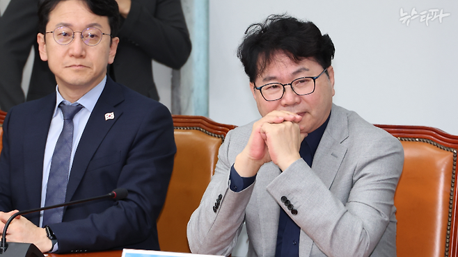 이한주 국정기획위원장(오른쪽).