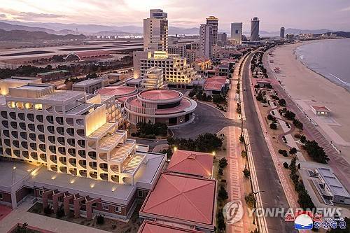 김정은, 완공된 갈마해안관광지구 시찰 (평양 조선중앙통신=연합뉴스) 김정은 북한 국무위원장이 지난 29일 완공된 갈마해안관광지구(원산시)의 준공한 여러 호텔들과 부대시설들을 돌아보았다고 조선중앙통신이 31일 보도했다. 이날 시찰에는 북한의 새총리로 임명된 박태성과 딸 주애 등이 동행했다. 통신은 갈마 해안관광지구가 내년 6월부터 운영한다고 보도했다.  2024.12.31      [국내에서만 사용가능. 재배포 금지. For Use Only in the Republic of Korea. No Redistribution] nkphoto@yna.co.kr